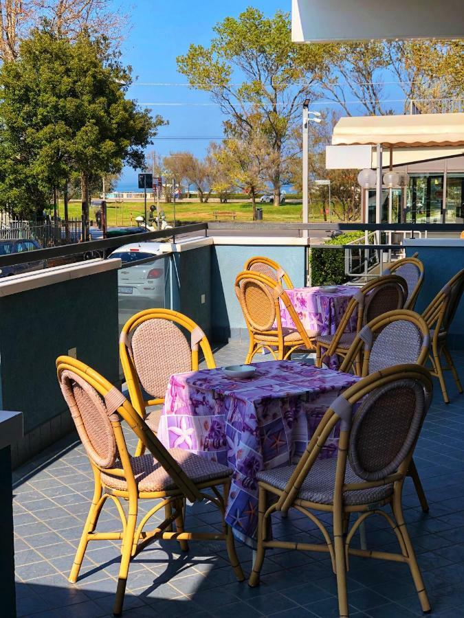 Hotel Amoha Римини Екстериор снимка