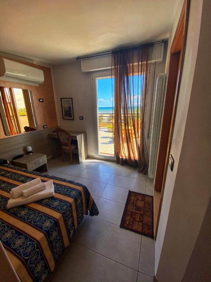 Hotel Amoha Римини Екстериор снимка